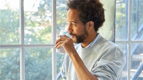 ilustrácia: muž pije z termohrnčeka v aute