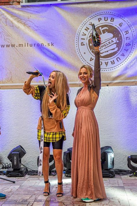 Fotografia speváčky Dominiky Mirgovej počas vystúpenia na krste nového albumu