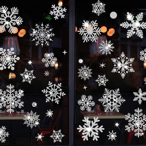 Záber na hotového háčkovaného snehuliaka a snehové vločky na vianočnom stromčeku