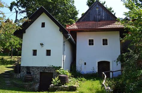 typické vinohradnícke domčeky v Sebechleboch