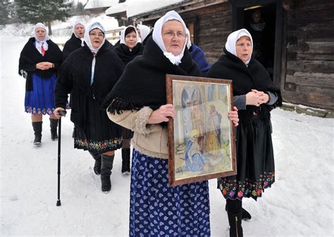 Hricovia v tradičných kostýmoch zbierajúci koledné dary