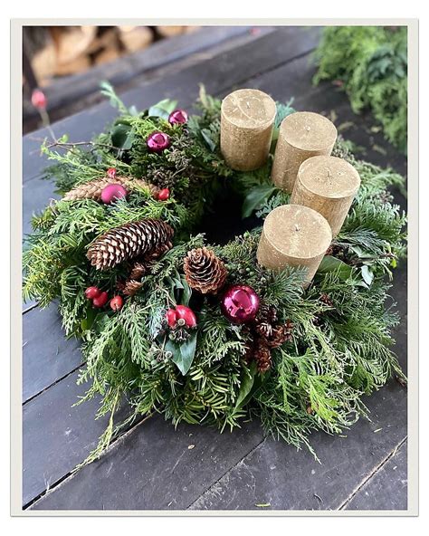 Zmes ihličnatých a neihličnatých vetvičiek zelene vhodnej na adventný veniec