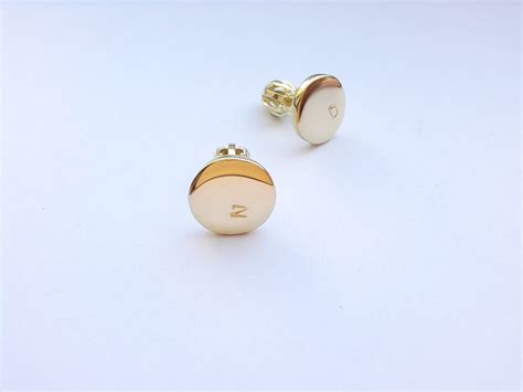 Ilustrácia ručne vyrobeného šperku s rodinnými iniciálkami.