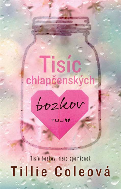 Dekoratívny pohár plný malých papierových odkazov