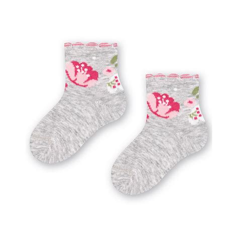 Roztomilé dojčenské ponožky na bábätku