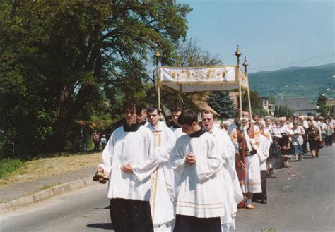 Fotografia procesie Božieho tela v Abraháme s tradičnými 