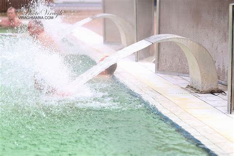 fotografia termálneho bazéna s parou v zime
