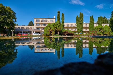 Tematické foto: Kúpeľný Hotel Palace Sliač, exteriér hotela a kúpeľného parku