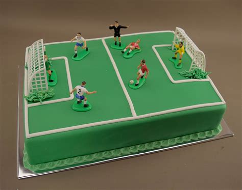 Tematická narodeninová torta v tvare futbalového ihriska s detailmi