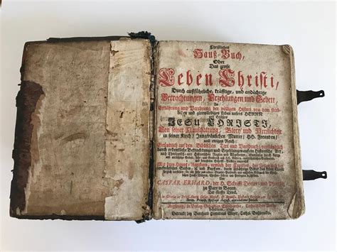 Stará kniha s ilustráciou, symbolizujúca pôvod a históriu mien