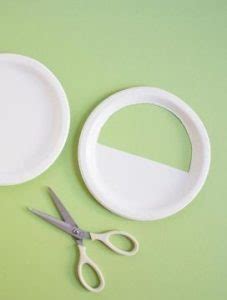 Mačacia maska z papierového taniera s namaľovanými fúzikmi