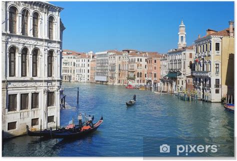 Gondoly na Canal Grande s historickými palácmi