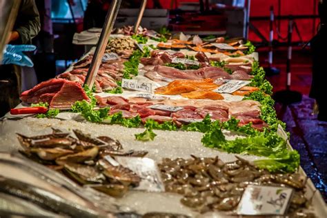 Farebný trh Mercati di Rialto s čerstvými rybami a zeleninou