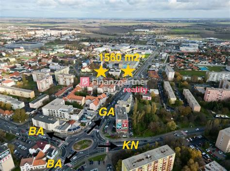 Záber na exteriér a modernú architektúru polyfunkčného objektu SISI Gardens