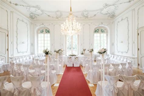 Fotografia interiéru svadobnej sály pripravenej na slávnostnú hostinu