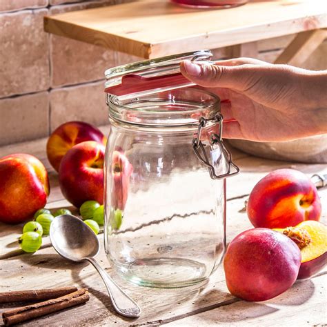 zaváraninový pohár s bielym umelým snehom imitujúcim námrazu