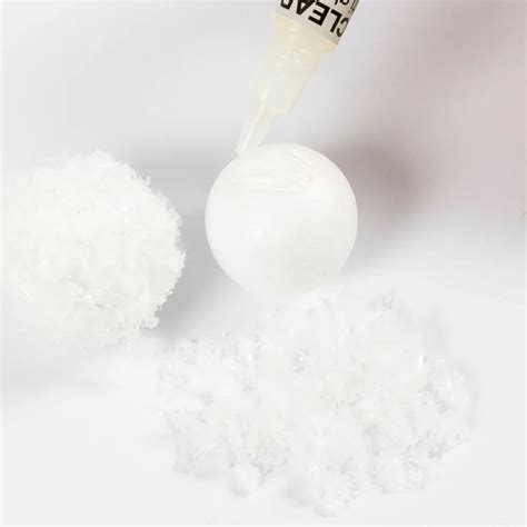 pohár natretý bielou farbou a posypaný umelým snehom