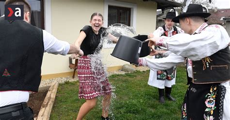 Tematické foto: moderná veľkonočná oblievačka s voňavkou