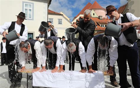 Symbolické znázornenie krstu, napríklad voda a svetlo