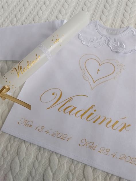 Fotografia krstnej sviečky a košieľky