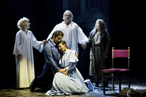 Scéna z katolíckeho krstného obradu, poliatie vodou