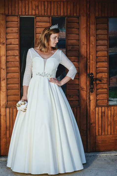 dizajnérska schéma zobrazujúca rozsah cien za požičanie a kúpu svadobných šiat