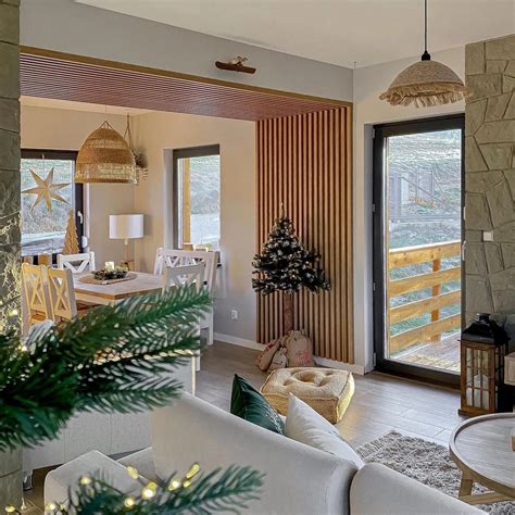 minimalistická vianočná výzdoba s prírodnými materiálmi a neutrálnymi farbami