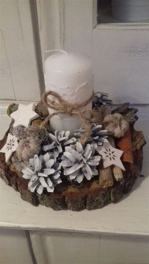 ručne vyrobené vianočné dekorácie na stôl, vrátane drevených ozdôb a papierových ihlanov