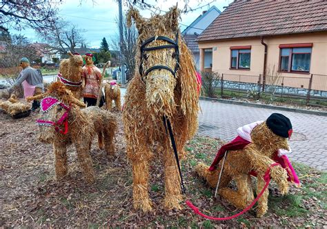Detailná fotografia postupu viazania vetvičiek na slamový korpus pomocou drôtika