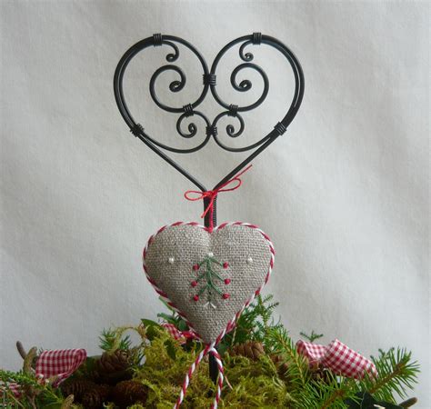 Detailná schéma upevnenia drôtika o šišku pre vianočný zápich