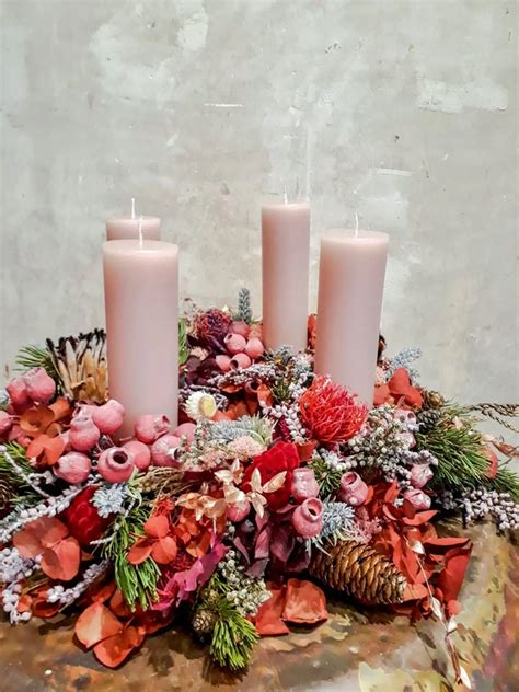 Tematické foto šišiek a adventných dekorácií