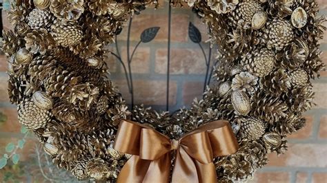 Veniec zo šišiek s dekoráciami