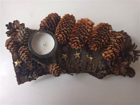 Svietnik z drevených kúskov a šišiek