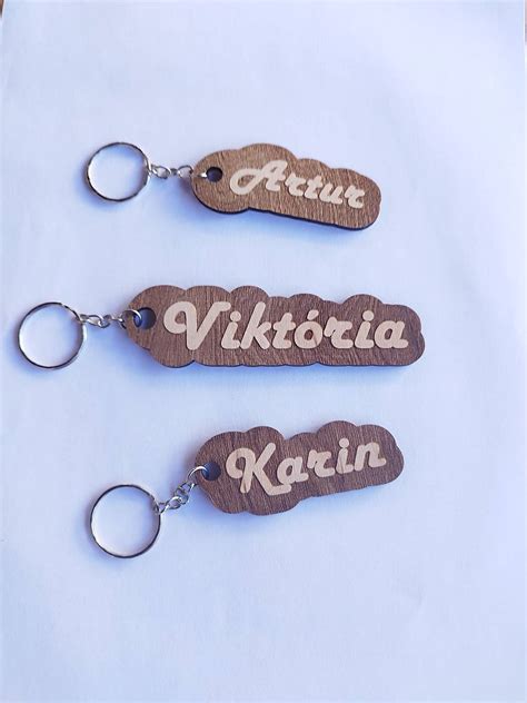 Fotografia personalizovaných zakladačov s logom a kaligrafickým menom