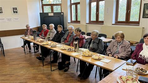 fotografia seniorov pri ochutnávke tradičných fašiangových koláčikov