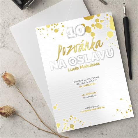 Ilustrácia elegantnej vianočnej pozvánky so zlatými prvkami