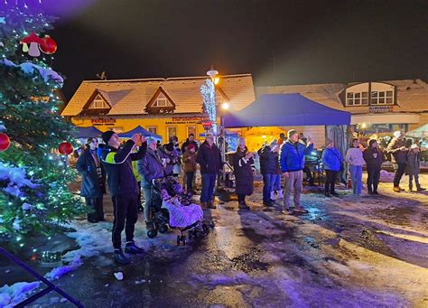 Tematické foto šťastných rodín na vianočnom školskom podujatí