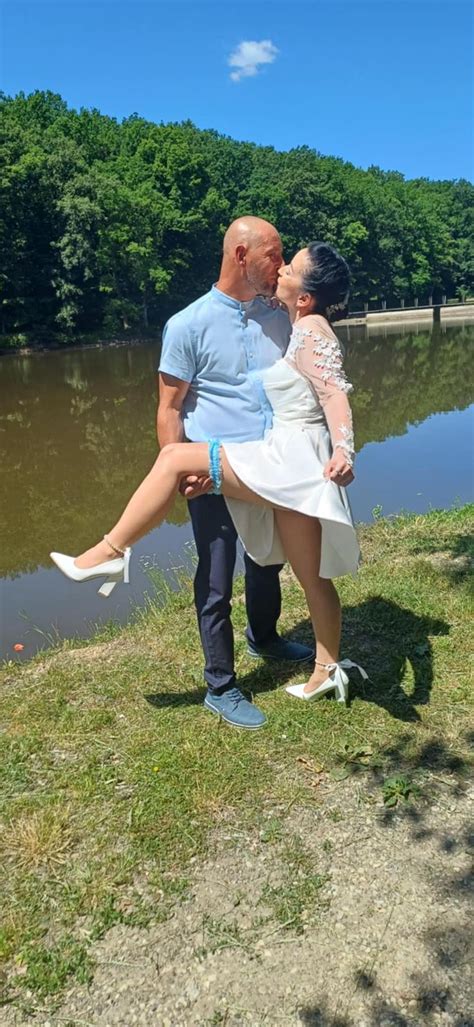 schéma ideálneho formálneho outfitu s midi šatami a listovou kabelkou