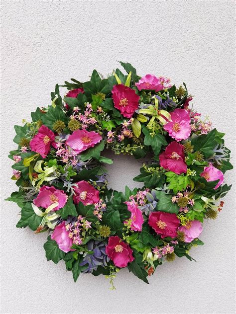 Jarný veniec z kvetov a vajíčok na dverách