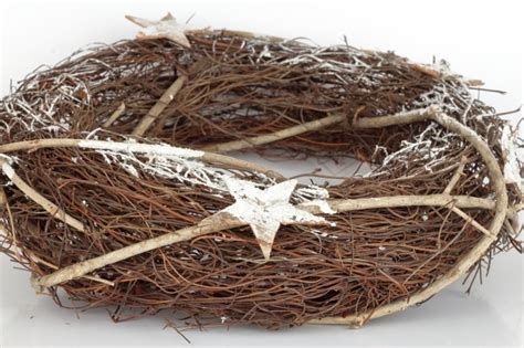 Vianočný veniec z brezových vetvičiek s plodmi