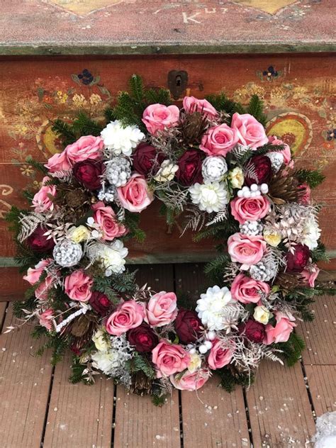 Veniec z umelých kvetov v interiéri