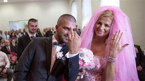 Zuzana Plačková a René Strausz ukazujú svoje snubné prstene Cartier.