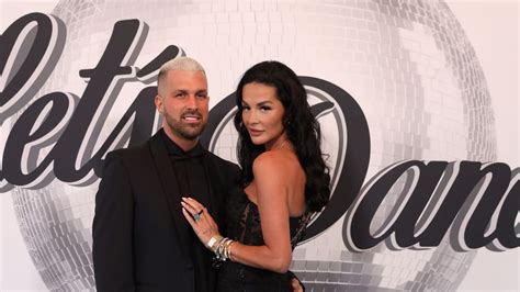 Zuzana Plačková v bielom nohavicovom svadobnom outfite.