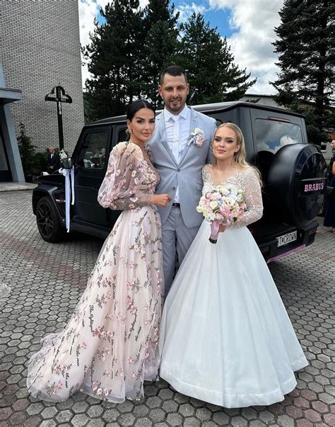 Zuzana Plačková na svadbe svojho brata v róbe od Jany Pištejovej.