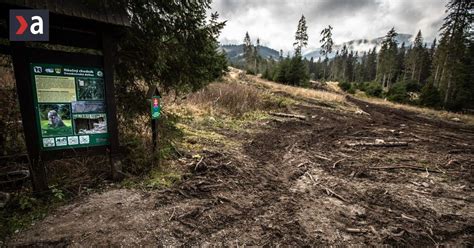 Fotografia protestujúcich obyvateľov údolia Ledro s transparentmi poukazujúcimi na ochranu prírody.