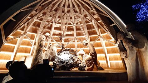 Detail drevených sôch z betlehemu zo Sutria, zobrazujúcich Svätú rodinu a okolité postavy.