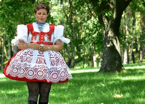 Tematické foto: Oľga Baričičová v kroji počas vystúpenia