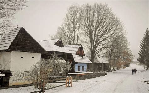 Tematické foto slovenskej dediny v zime s vianočnou výzdobou