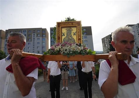 Tematické foto: zhromaždenie veriacich na odpustovej slávnosti