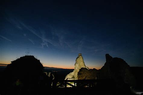 Ilustrácia meteorického roja Perseidy, známeho ako